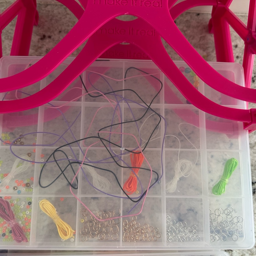 Jewelry making set - beads, string, storage case - Picture 5 of 5
